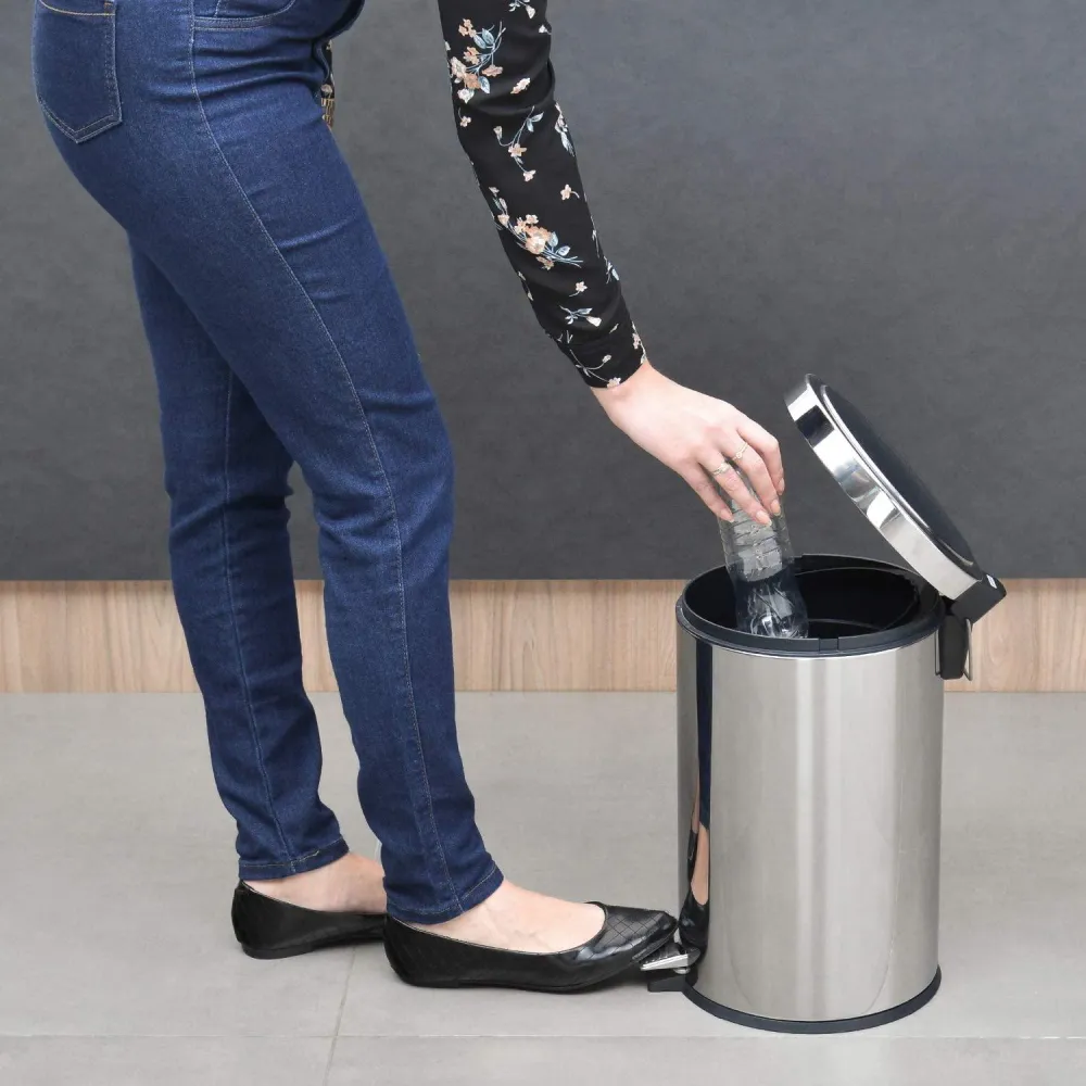 Cesto de basura Tramontina de 12L con pedal con Garantí