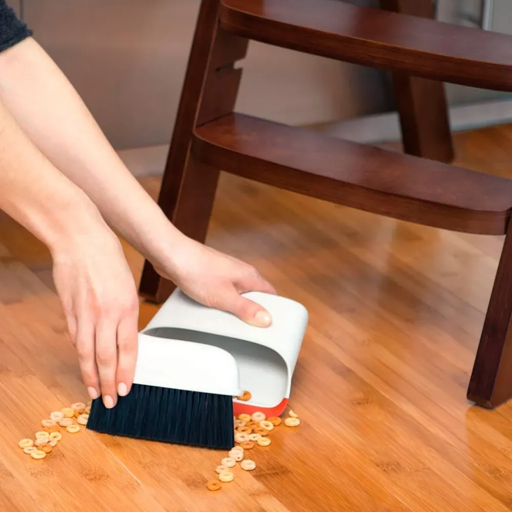 Ergonómico Cepillo con pala recogedora compacto OXO