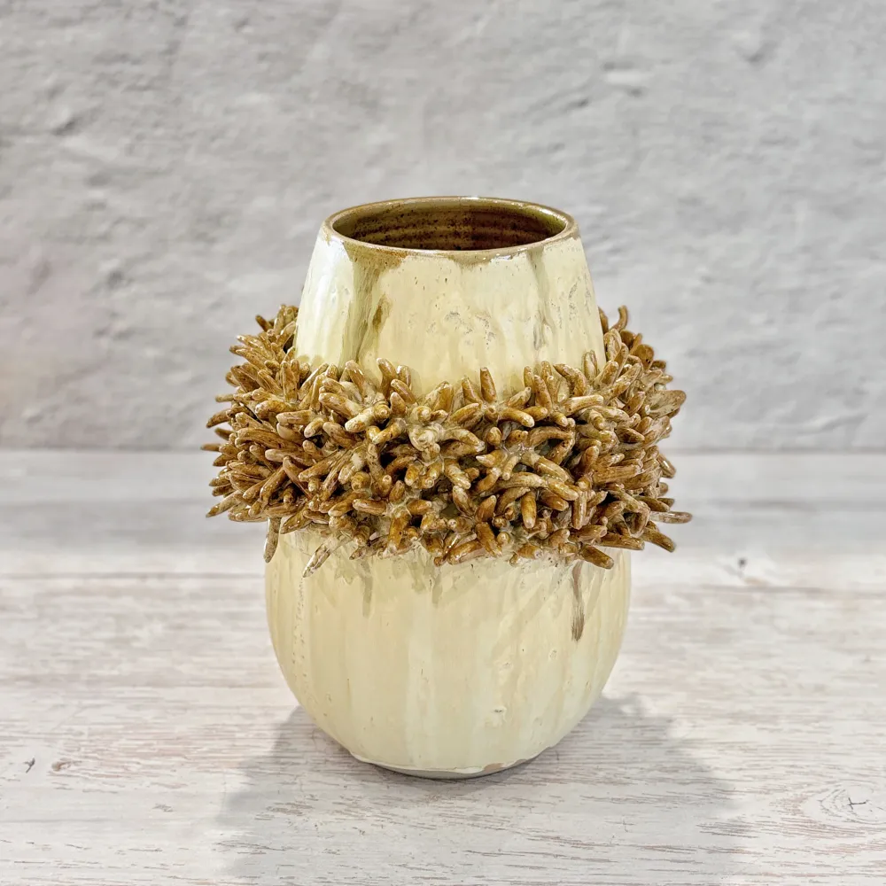 Jarrón de Ceramica Espinas, en verdes y tierra Andrea Corpancho Cerámica hecha a mano