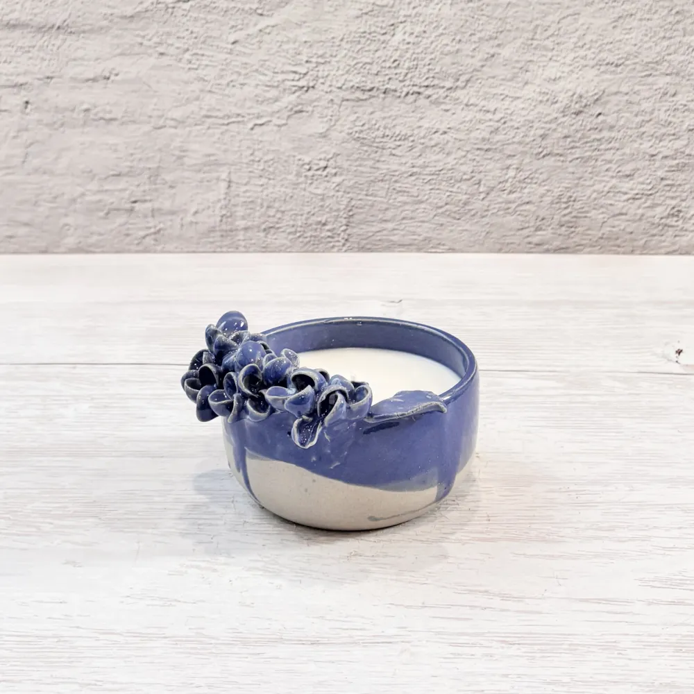 Velas aromáticas en bowl de Ceramica - Hortensias azul Andrea Corpancho Cerámica hecha a mano