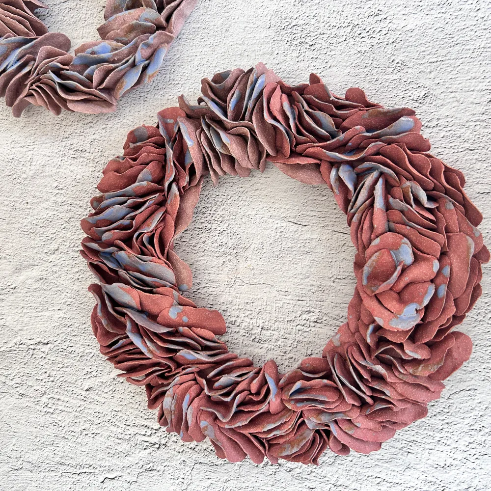 Wall Flowers / Escultura para colgar Andrea Corpancho Cerámica hecha a mano