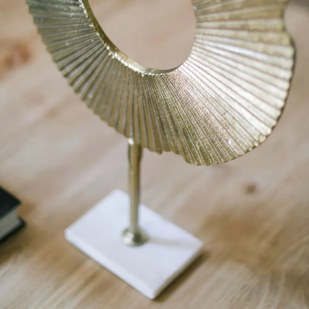 Figura decorativa abstracta de metal dorado Andrea House