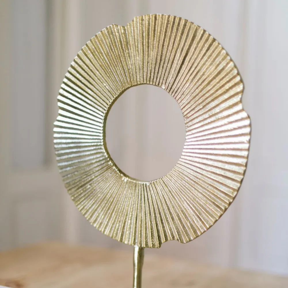 Figura decorativa abstracta de metal dorado Andrea House