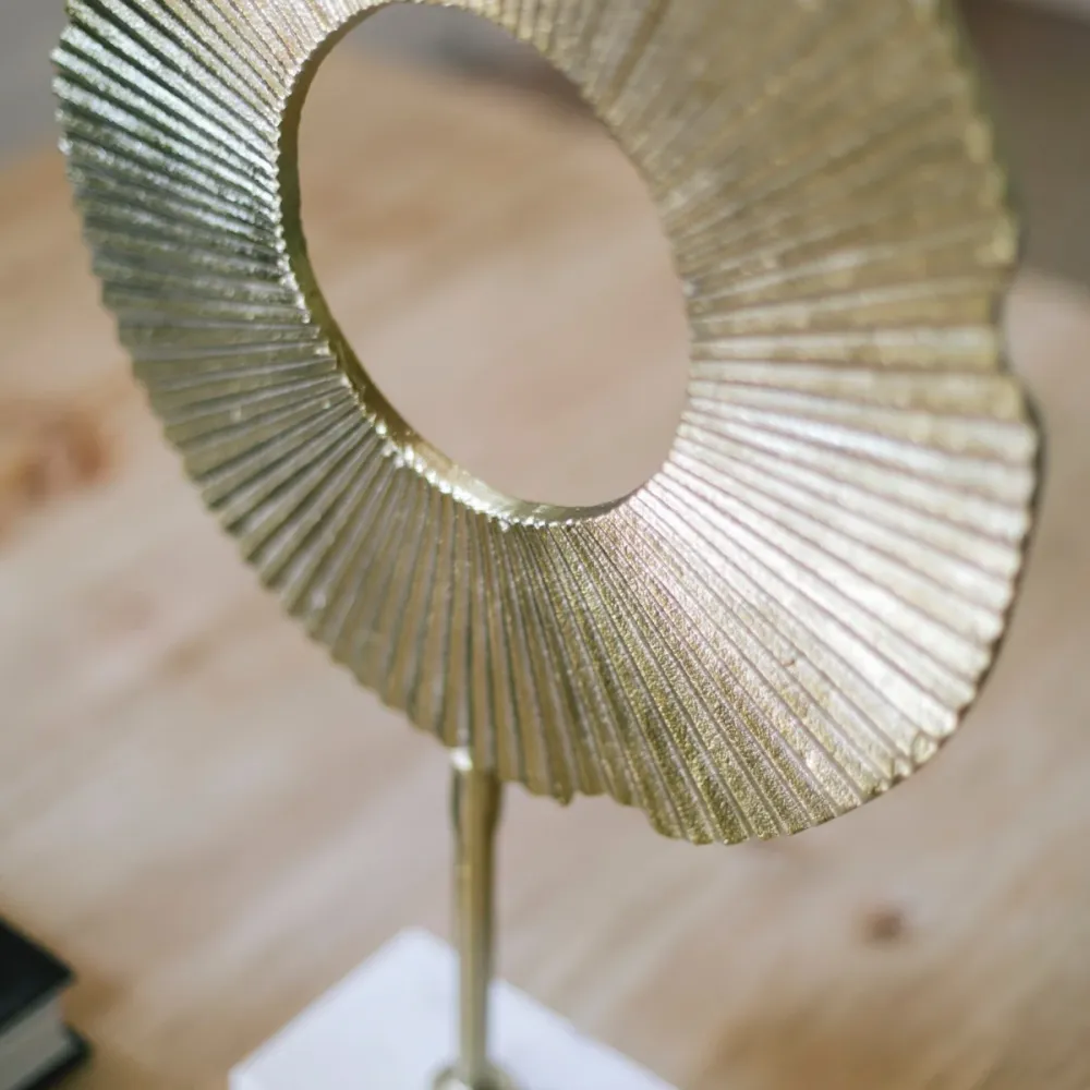 Figura decorativa abstracta de metal dorado Andrea House