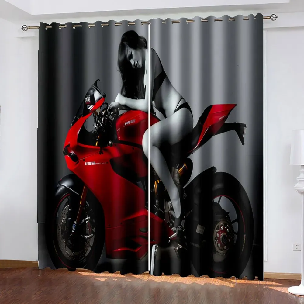 Cortina de motocicleta Ducati 1199 y mujer en bikini Antre du Motard