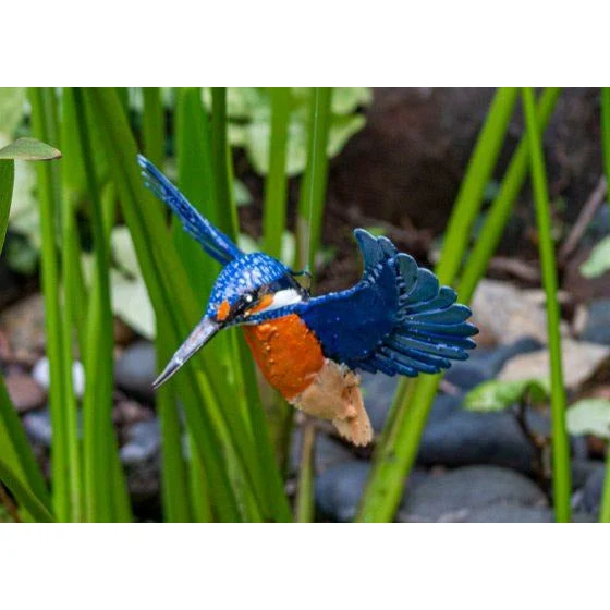 Martín pescador en vuelo - Pájaro decorativo en metal reciclado Arrosoir & Persil