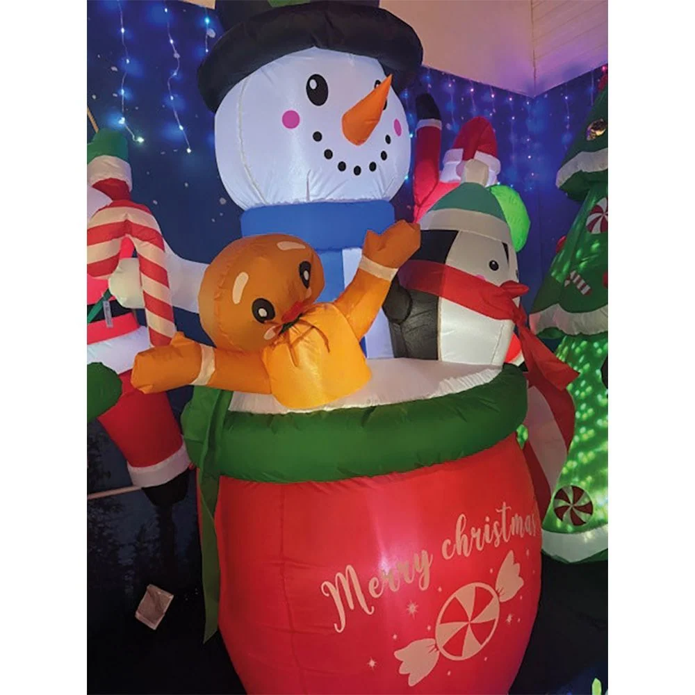 MUÑECO DE NIEVE HINCHABLE EN TAZA CON PINGÜINO Y GALLETA DE JENGIBRE BASICS