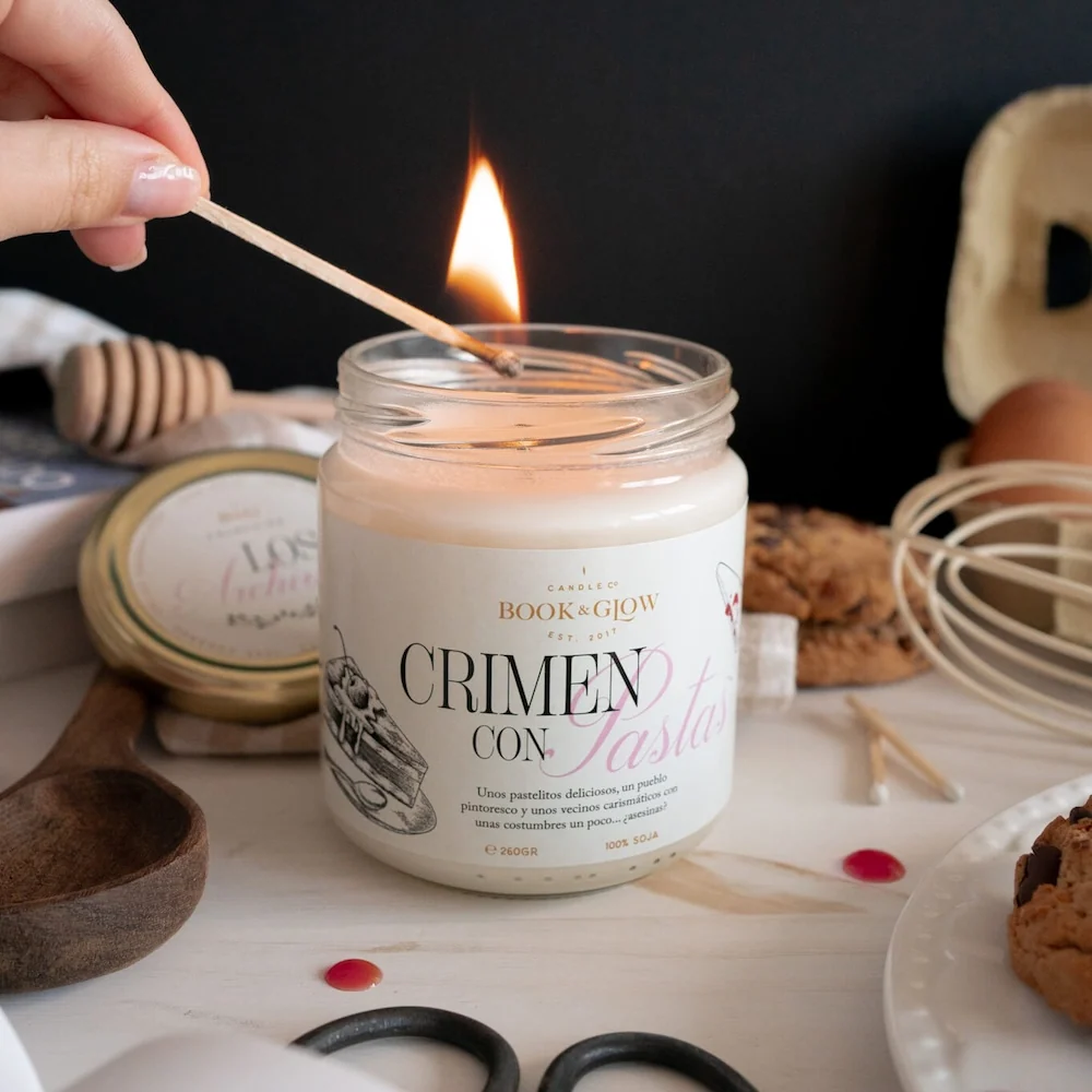 Vela artesana Crimen con pastas Book and Glow