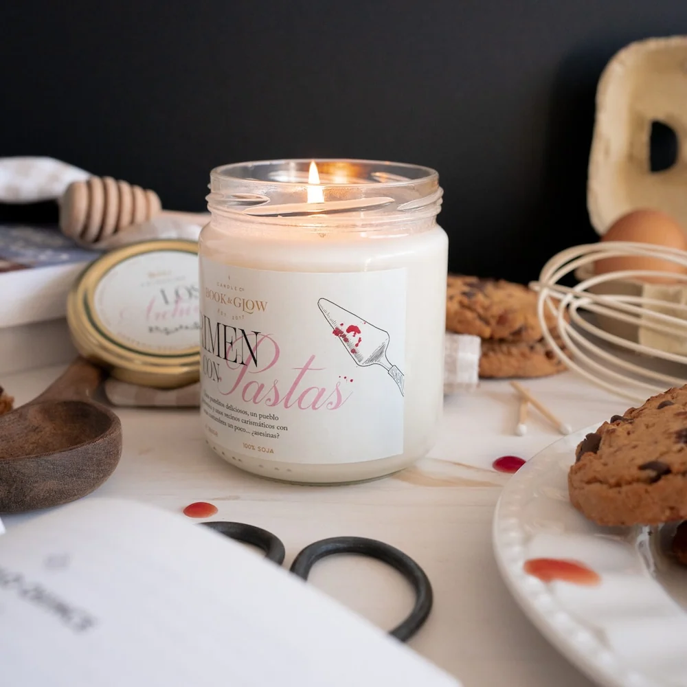 Vela artesana Crimen con pastas Book and Glow