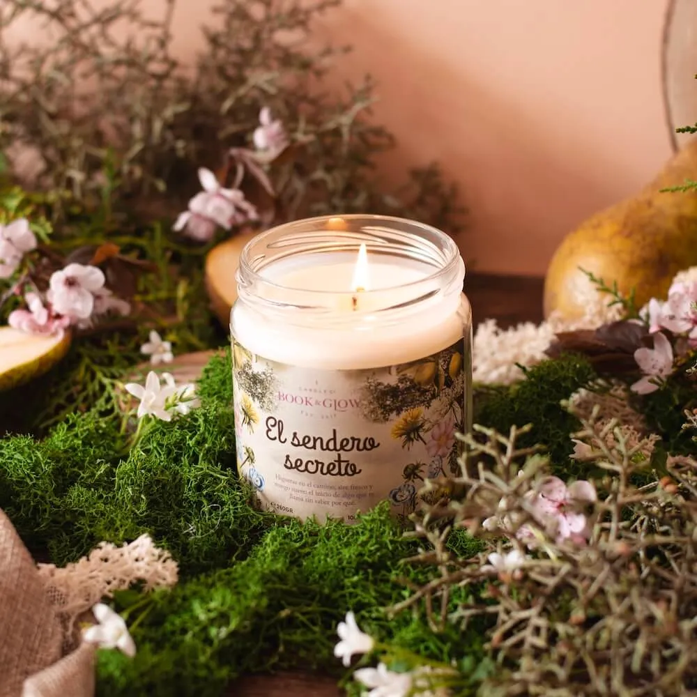 Vela artesana El sendero secreto Book and Glow