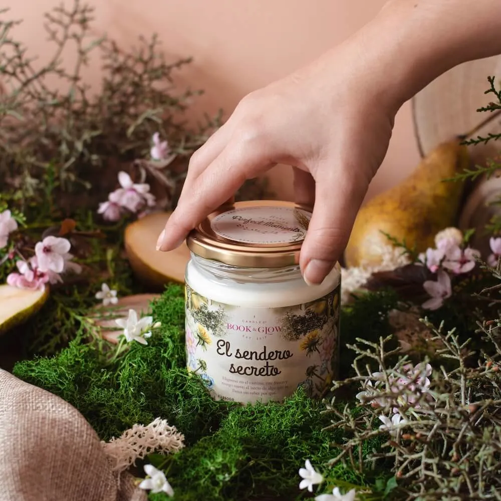 Vela artesana El sendero secreto Book and Glow