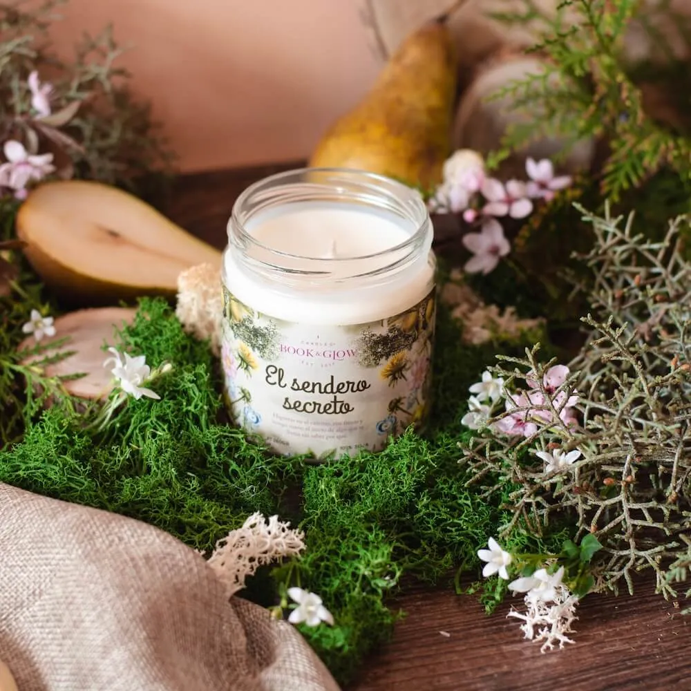 Vela artesana El sendero secreto Book and Glow