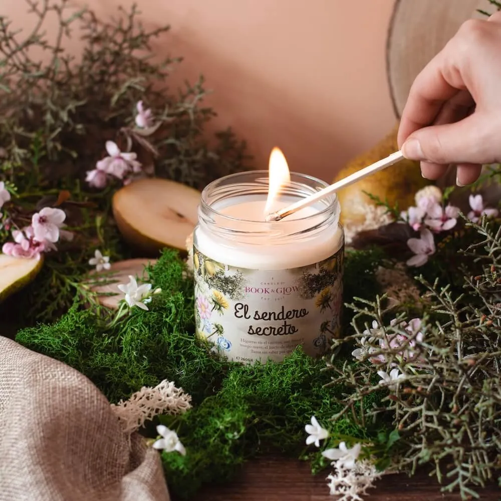 Vela artesana El sendero secreto Book and Glow