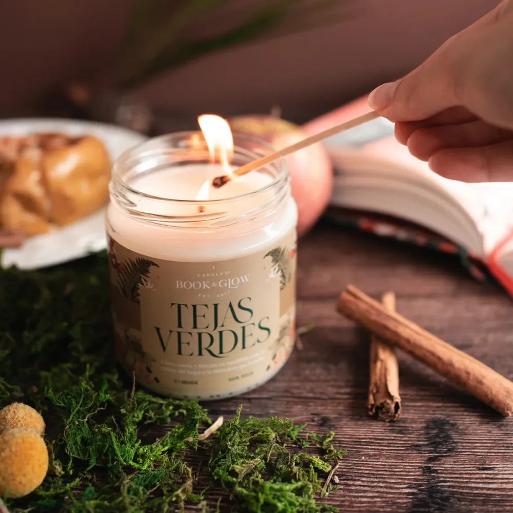 Vela artesana Tejas Verdes Book and Glow
