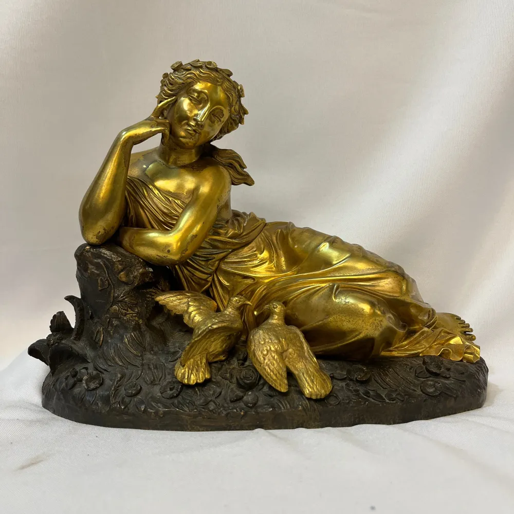Figura en bronce ormolu 'Venus con palomas' Escuela francesa fines s.XIX Bucarest Art & Antiques