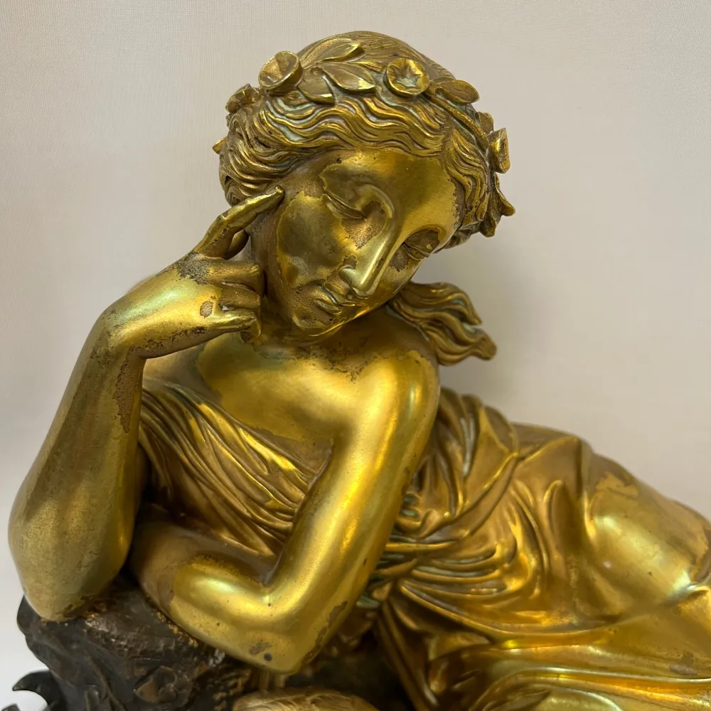 Figura en bronce ormolu 'Venus con palomas' Escuela francesa fines s.XIX Bucarest Art & Antiques