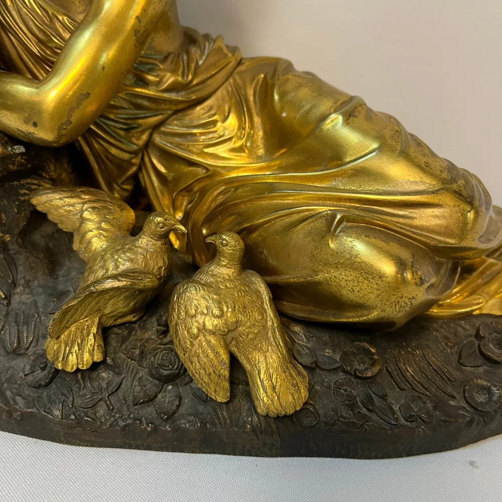 Figura en bronce ormolu 'Venus con palomas' Escuela francesa fines s.XIX Bucarest Art & Antiques