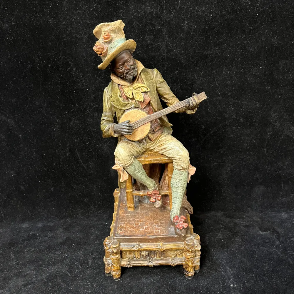 Figura francesa en terracota policromada hombre tocando el banjo Bucarest Art & Antiques