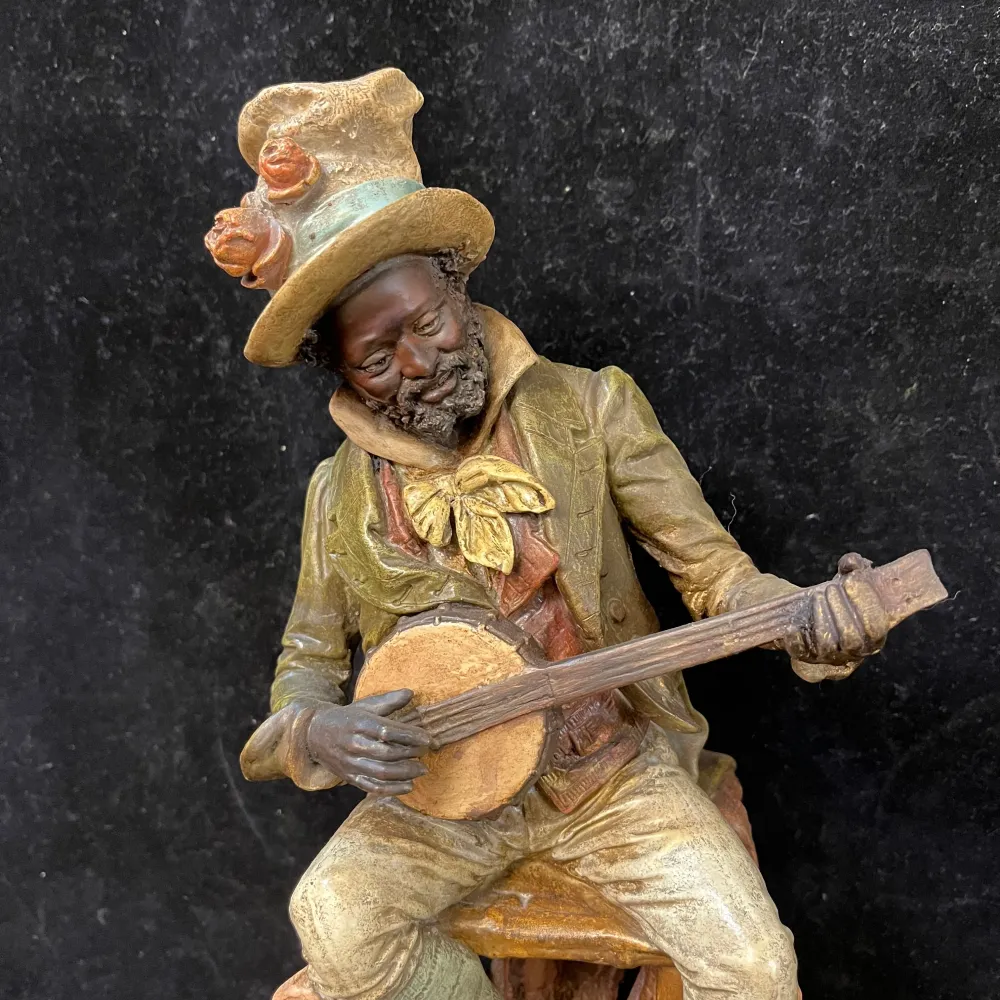 Figura francesa en terracota policromada hombre tocando el banjo Bucarest Art & Antiques