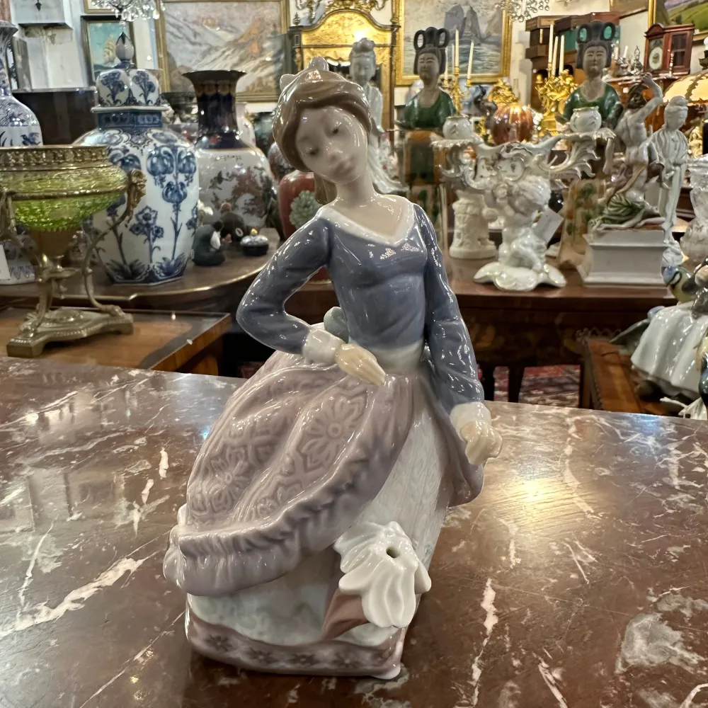 Figura porcelana española Lladró ‘Dama sombrilla plantada Evita’ Bucarest Art & Antiques