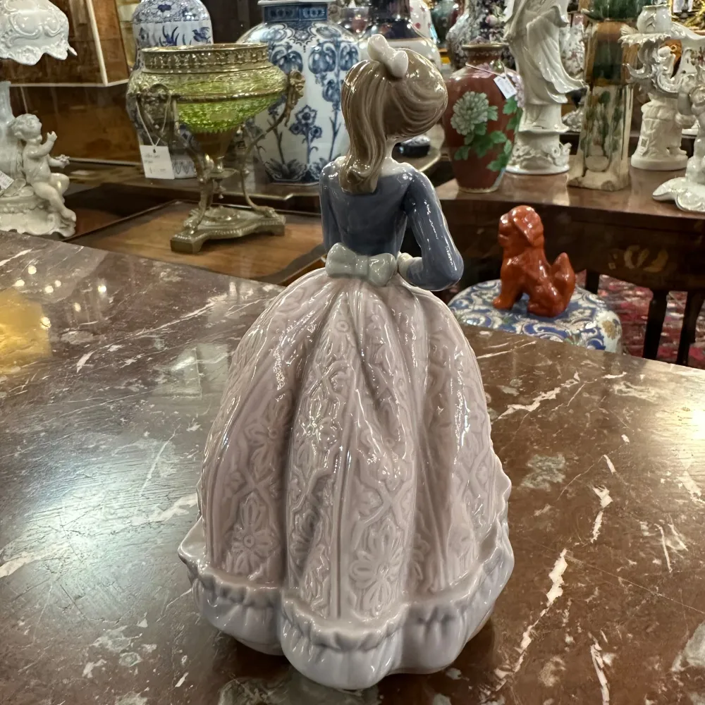 Figura porcelana española Lladró ‘Dama sombrilla plantada Evita’ Bucarest Art & Antiques