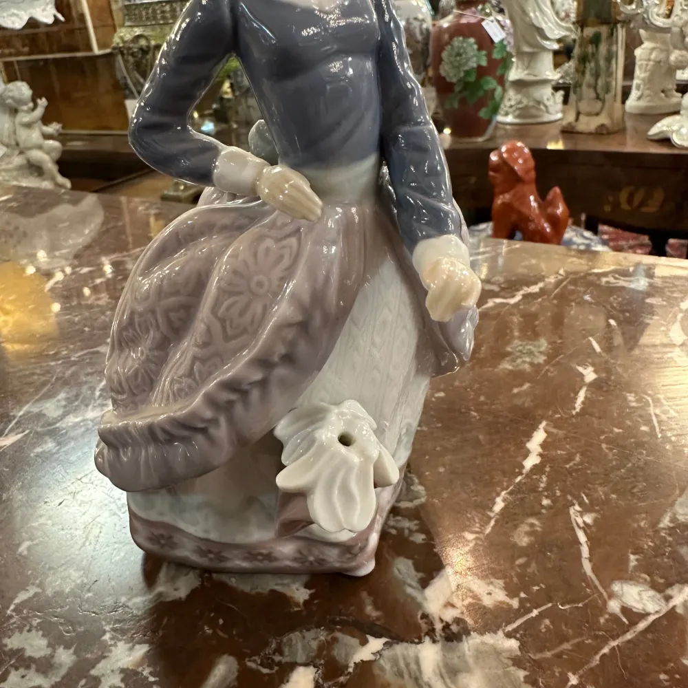 Figura porcelana española Lladró ‘Dama sombrilla plantada Evita’ Bucarest Art & Antiques