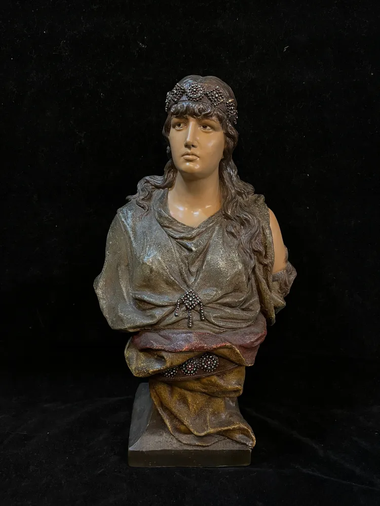 Judith en busto de terracota policromada – Goldscheider Bucarest Art & Antiques