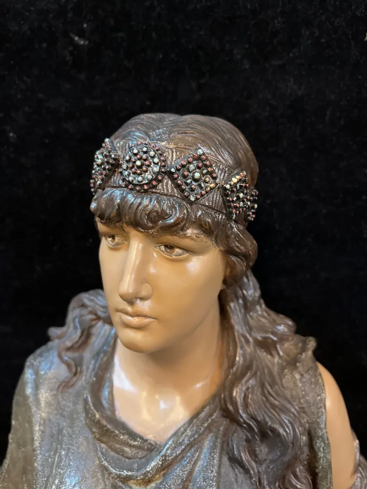 Judith en busto de terracota policromada – Goldscheider Bucarest Art & Antiques