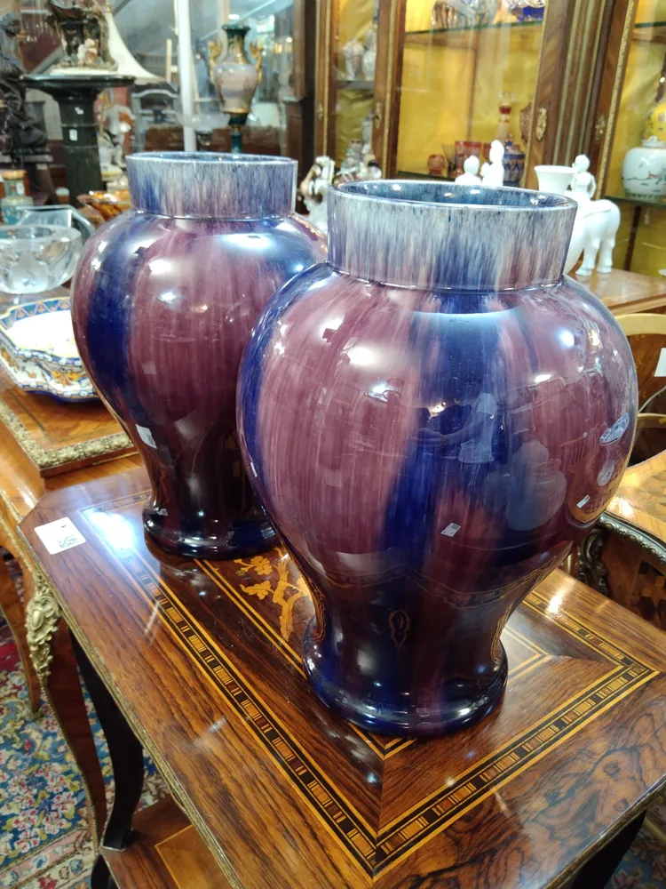 Pareja de floreros de porcelana Francesa de Vallauris Bucarest Art & Antiques