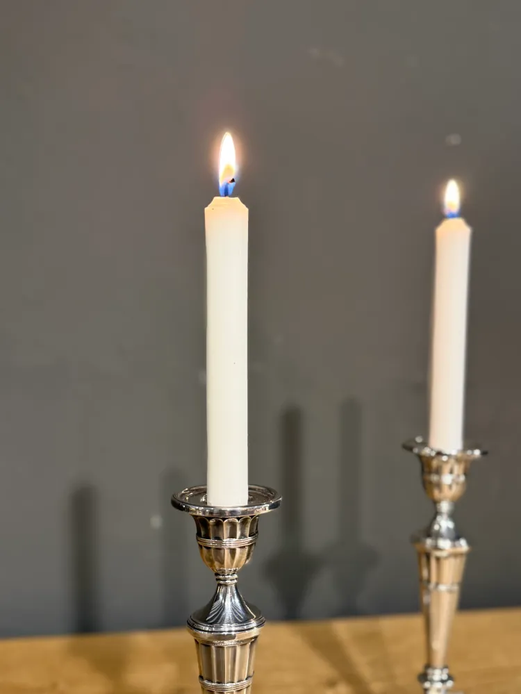 Candeleros de metal plateado