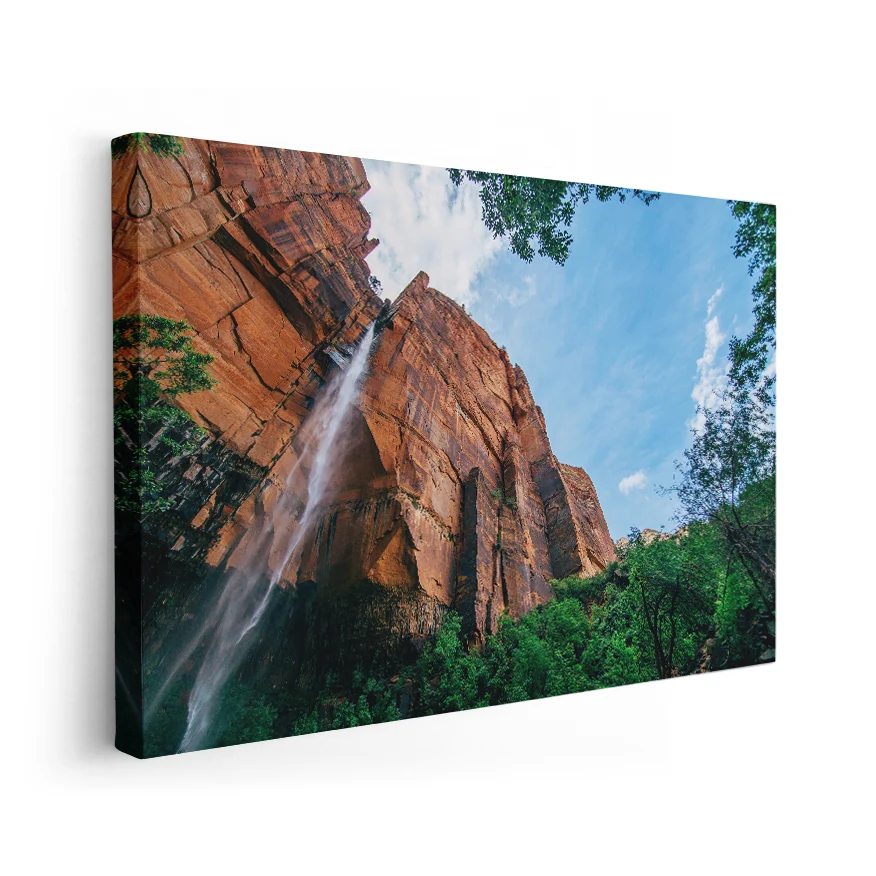 Cascada en Pared de Piedra Poster
