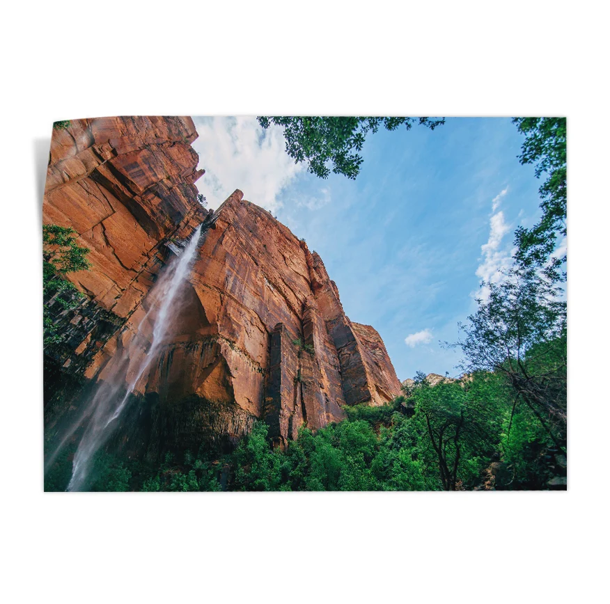 Cascada en Pared de Piedra Poster