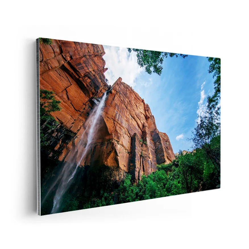 Cascada en Pared de Piedra Poster
