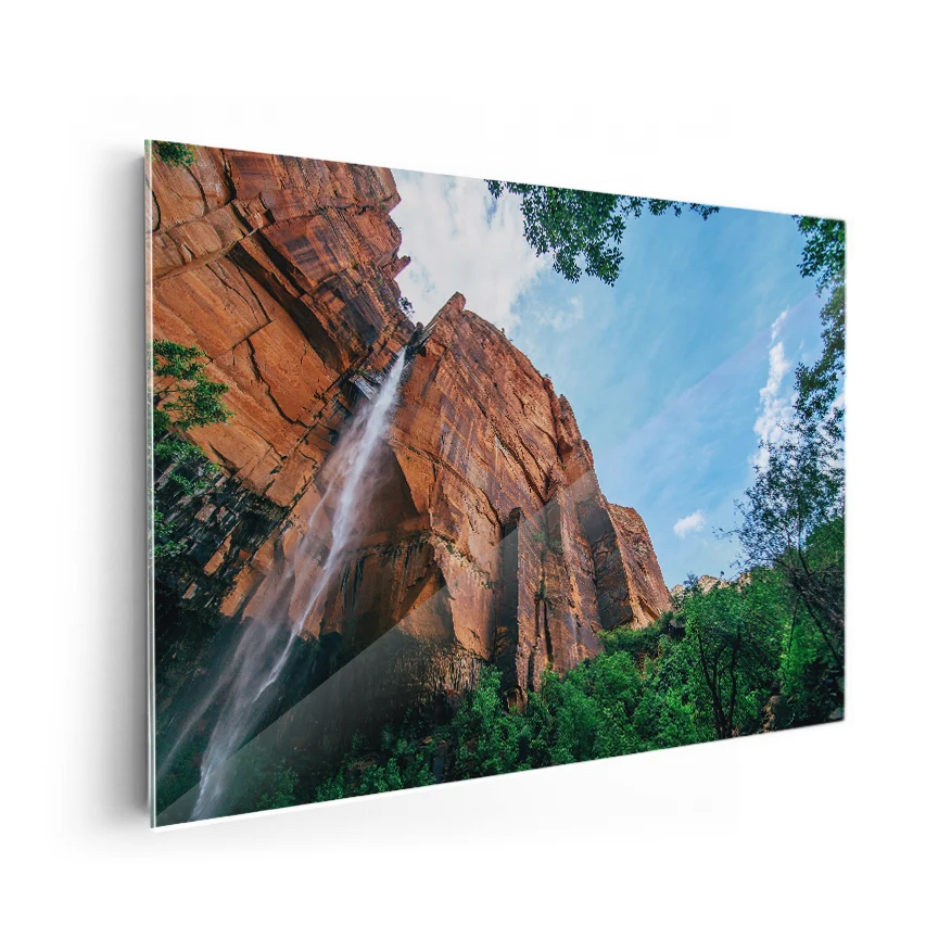 Cascada en Pared de Piedra Poster