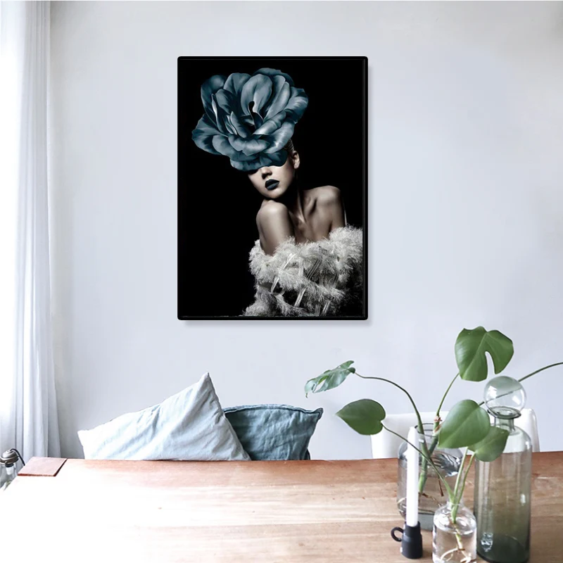 Faddish Maiden Canvas Art Glam Style Figura Decoración de pared en color claro para salón Rojo Clearhalo