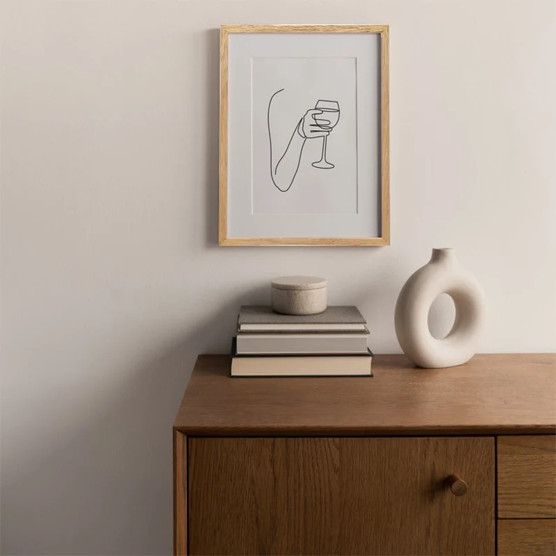 Lienzo blanco con estampado de arte minimalista, mano con copa de vino, dibujo lineal, decoración de pared Blanco Clearhalo