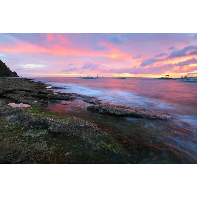 Mural Sunset Boat Rock Shore Revestimiento de pared de tejido no tejido tropical en color rosa y marrón Rosa Clearhalo