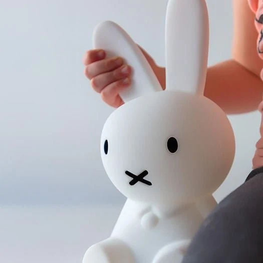 BUNNIVA – Figura decorativa de conejo icónica para espacios de vida elegantes y diseño interior atemporal Cozey Maison