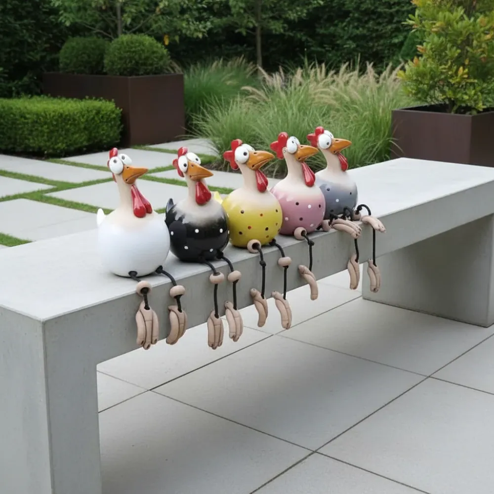 FRECHFEDER – Estatua de gallina de jardín juguetona con patas danzantes Cozey Maison