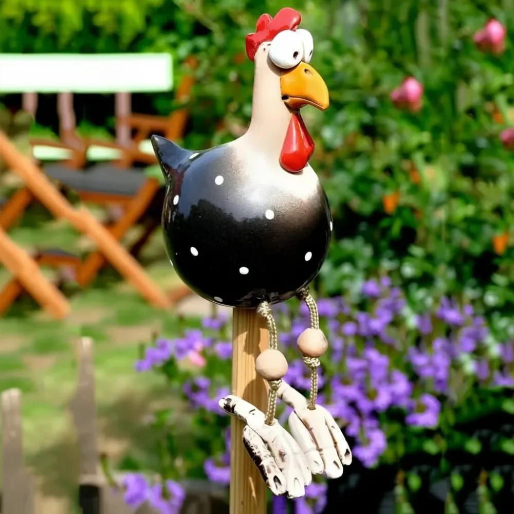 FRECHFEDER – Estatua de gallina de jardín juguetona con patas danzantes Cozey Maison