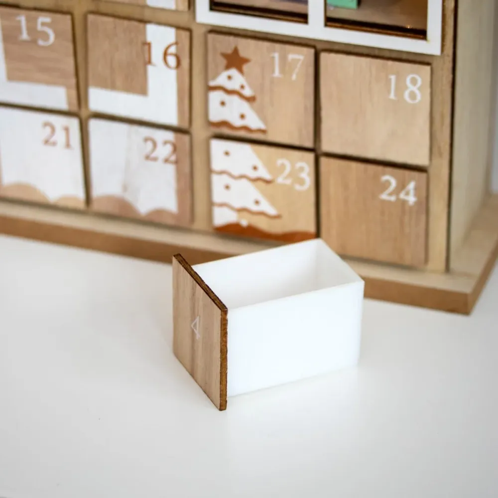 XMASCOTTAGE – Calendario de Adviento de madera iluminado para decoración festiva del hogar Cozey Maison