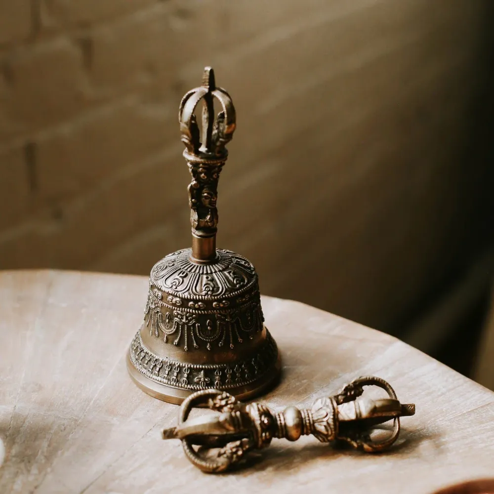 Conjunto de reliquias tradicionales de campana y dorje Craft Culture/AA Handicrafts