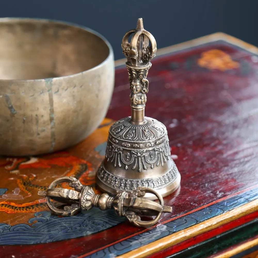 Conjunto de reliquias tradicionales de campana y dorje Craft Culture/AA Handicrafts