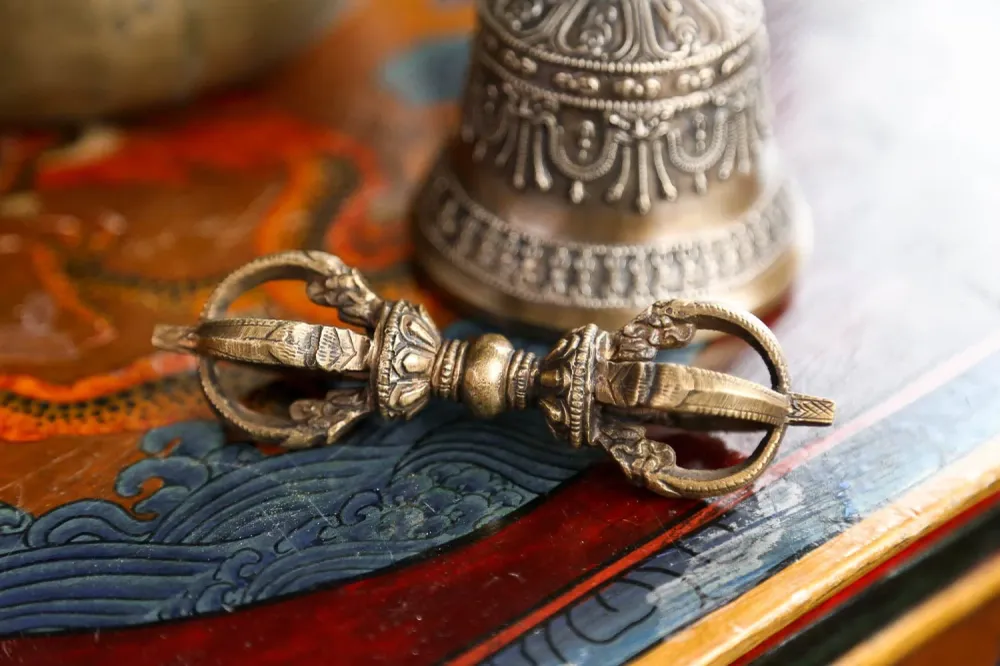 Conjunto de reliquias tradicionales de campana y dorje Craft Culture/AA Handicrafts