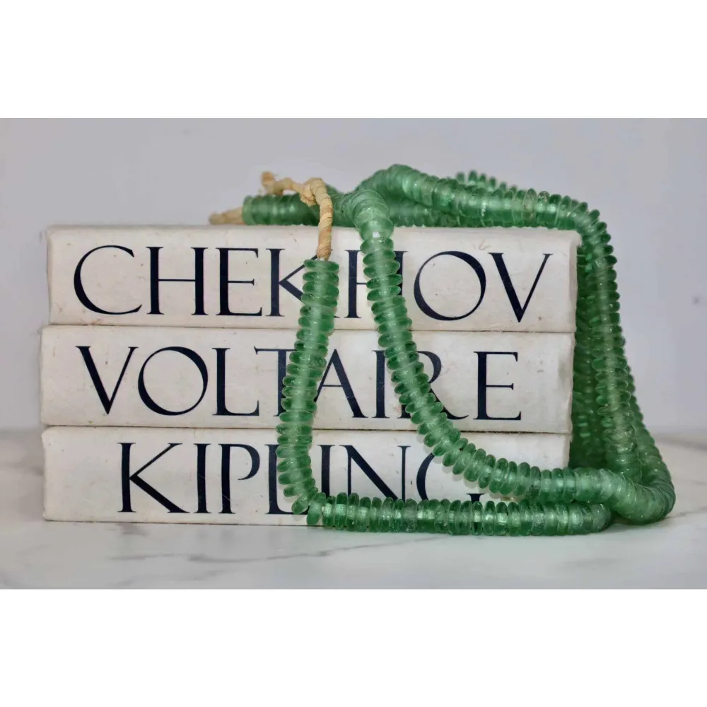 Collar de cuentas africanas recicladas Verde Curated Home Decor
