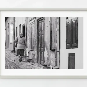 Anciana rumana camina por una callejuela | Edición limitada de 10 Dan Kosmayer Photography