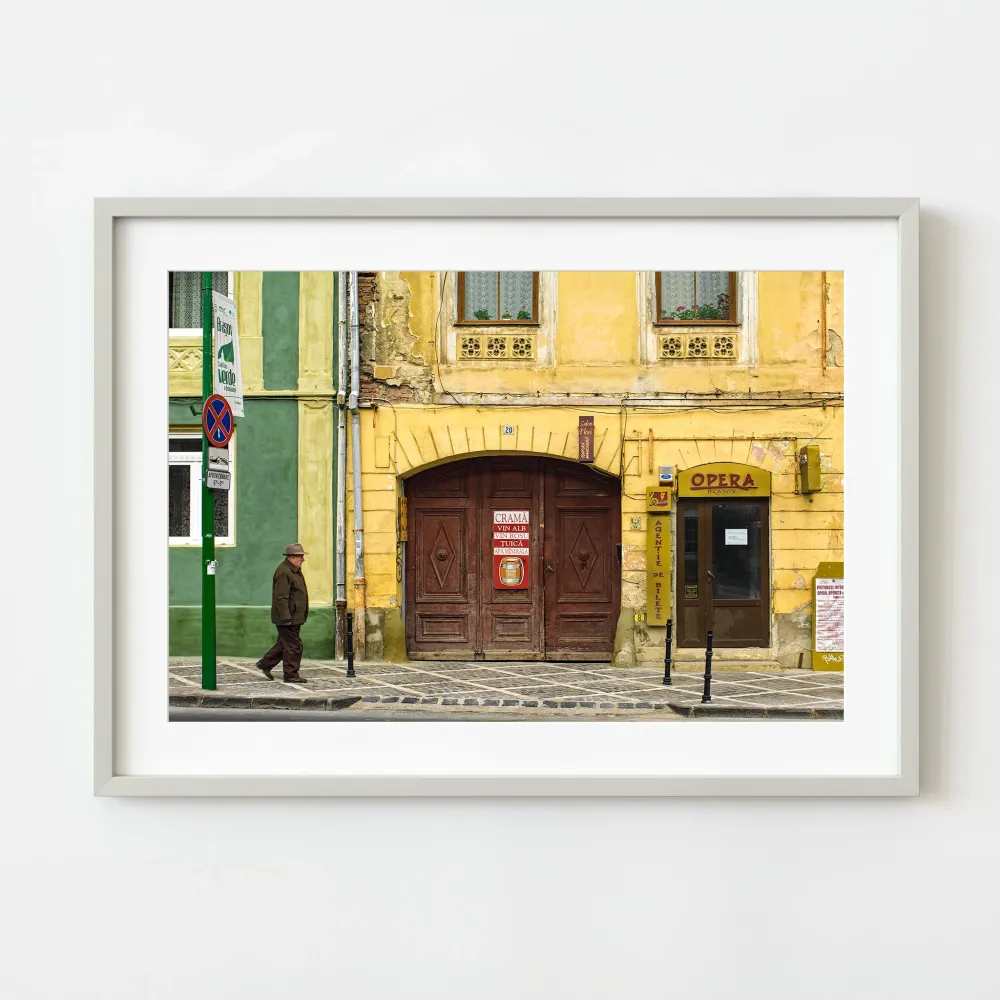 Anciano caminando por las calles de Brasov Rumania | Edición limitada de 10 Dan Kosmayer Photography