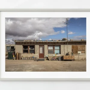 Antigua gasolinera en la ciudad fantasma en la frontera del desierto de arizona, ee.uu. | Edición limitada de 10 Dan Kosma...