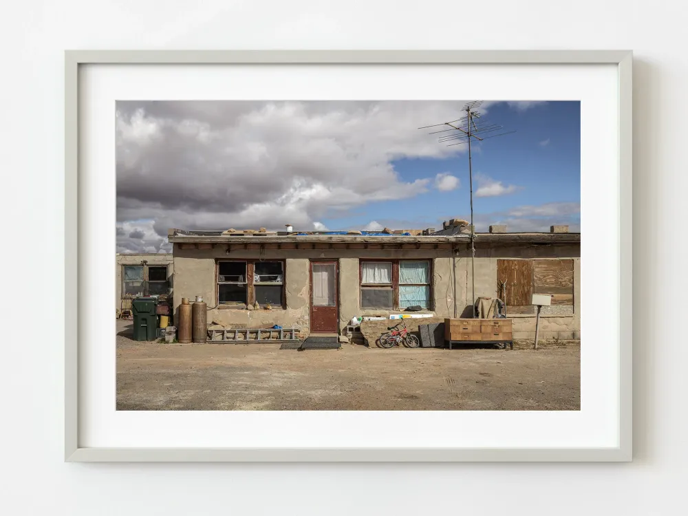 Antigua gasolinera en la ciudad fantasma en la frontera del desierto de arizona, ee.uu. | Edición limitada de 10 Dan Kosma...