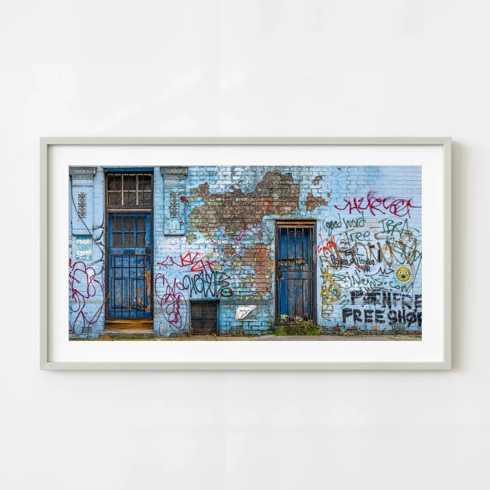 Antiguo muro de graffiti pintado en inglés | Edición limitada de 10 Dan Kosmayer Photography